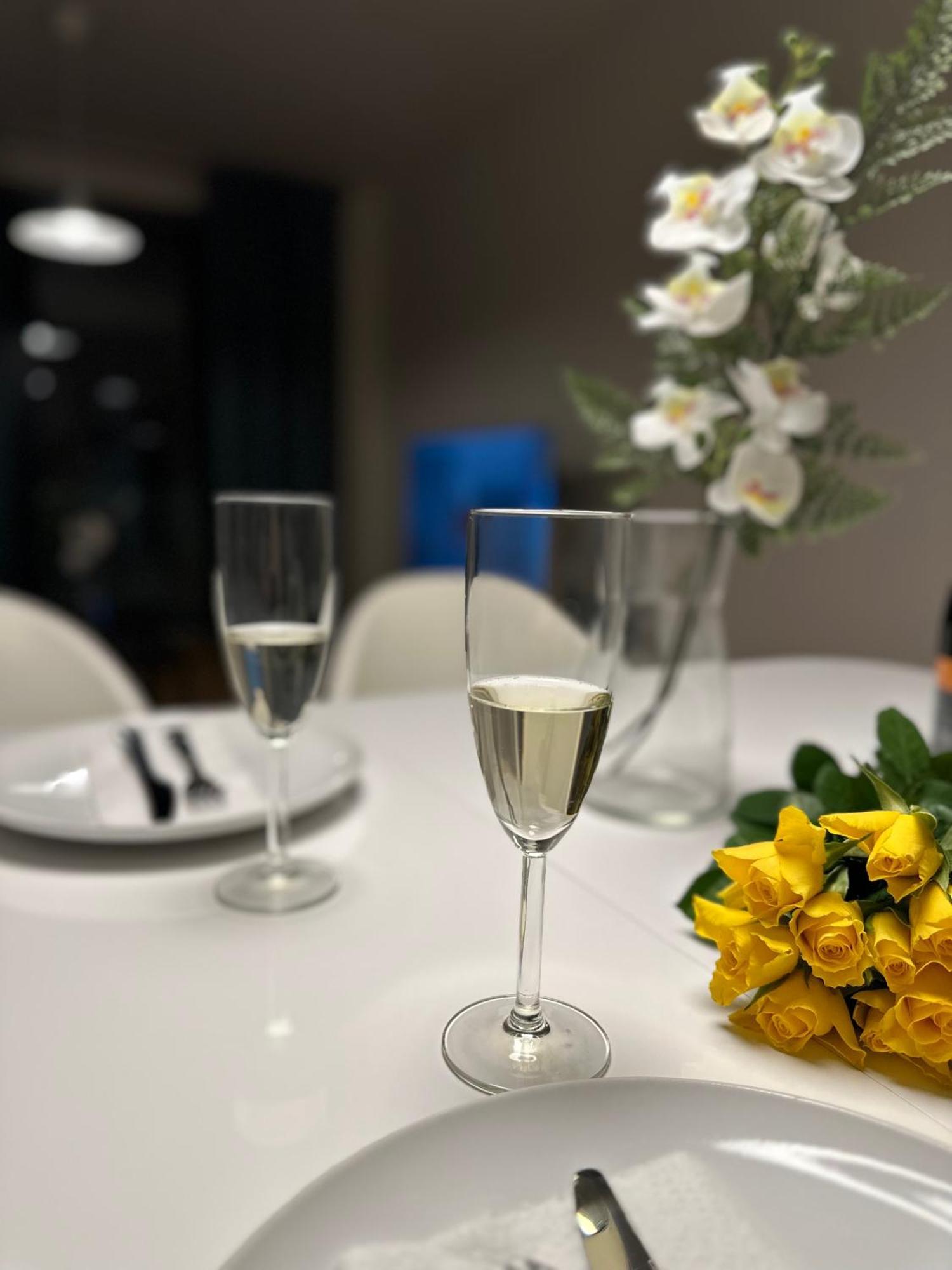 Apartment 4 Room, 2 Bath, Parking Praha Bagian luar foto